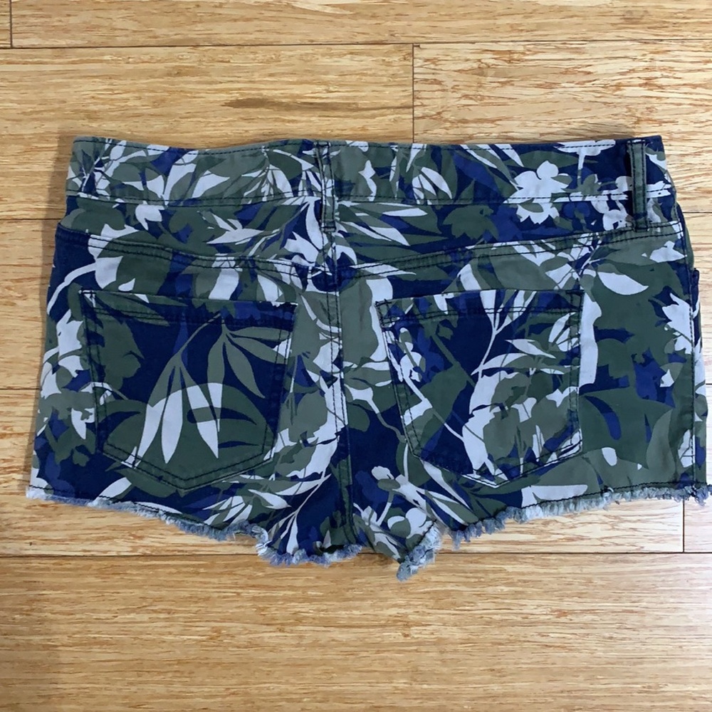 Express ✨ Shorts - Picture 2 of 2
